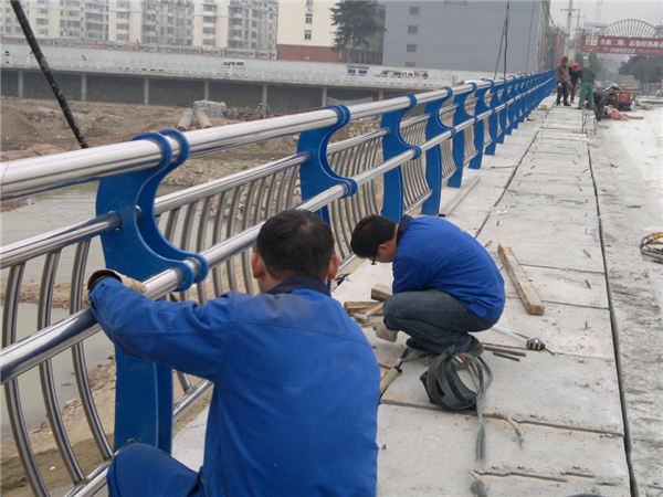 大兴不锈钢河道护栏的特性及其在城市景观中的应用