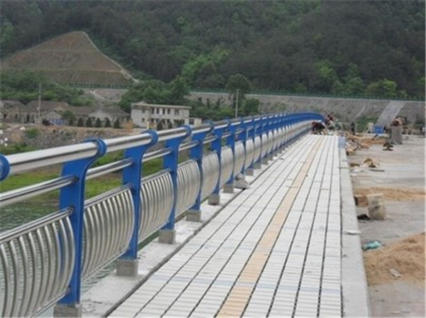 大兴不锈钢桥梁护栏的特性及其在现代建筑中的应用